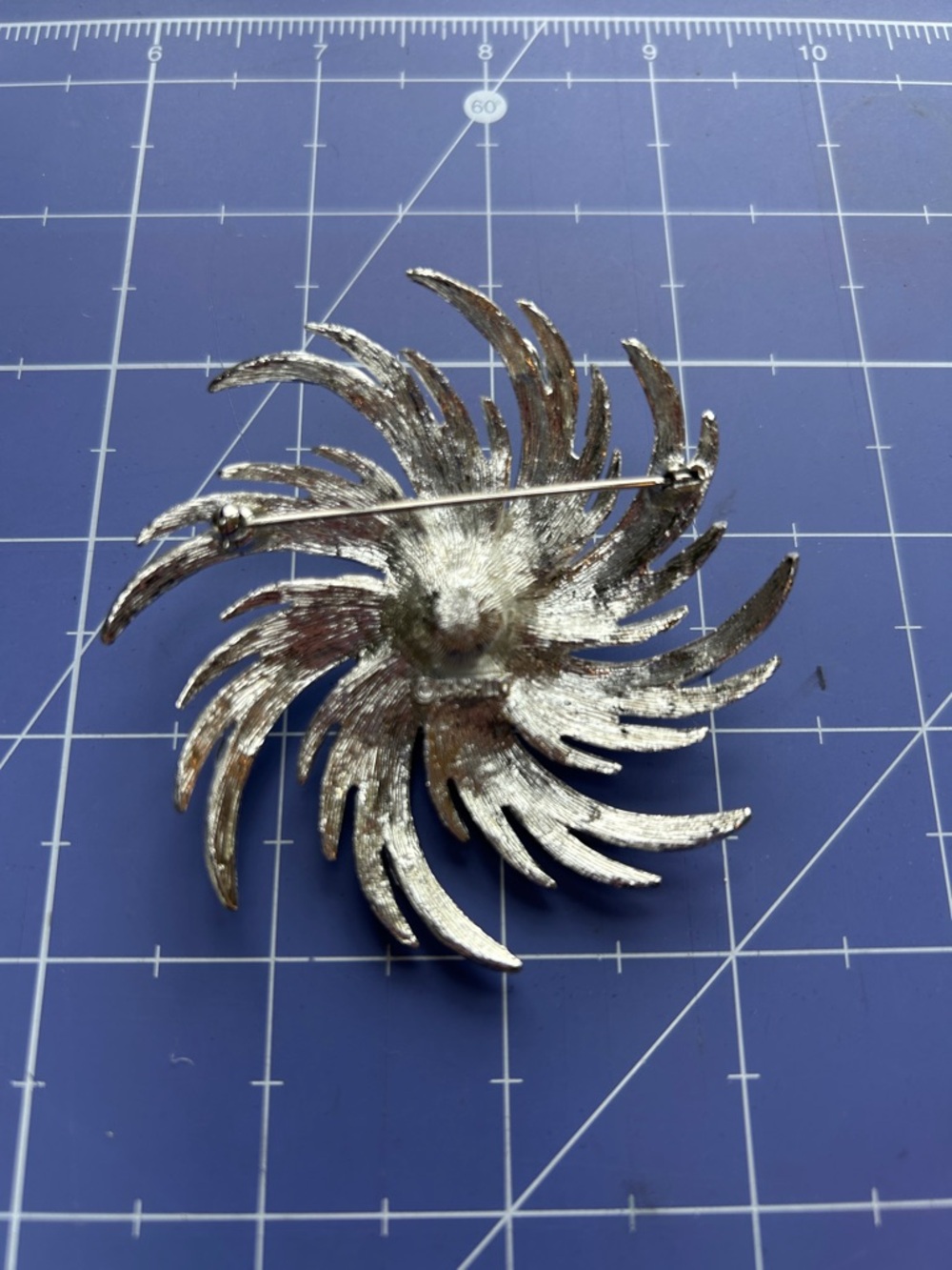 Sarah Coventry large 3”x3” brooch silvertone starburst vintage with pearl center - Picture 4 of 5